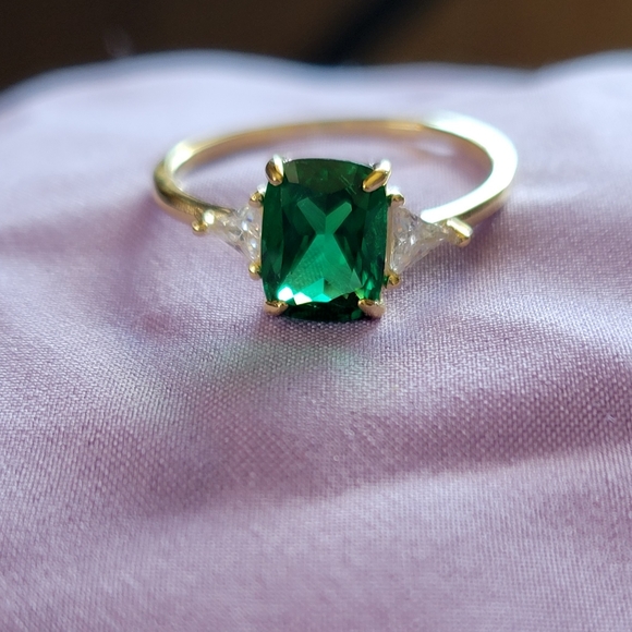 Sterling Silver Engagement Ring Inlaid with Emerald Symbol of Beauty and Lux - Picture 5 of 7